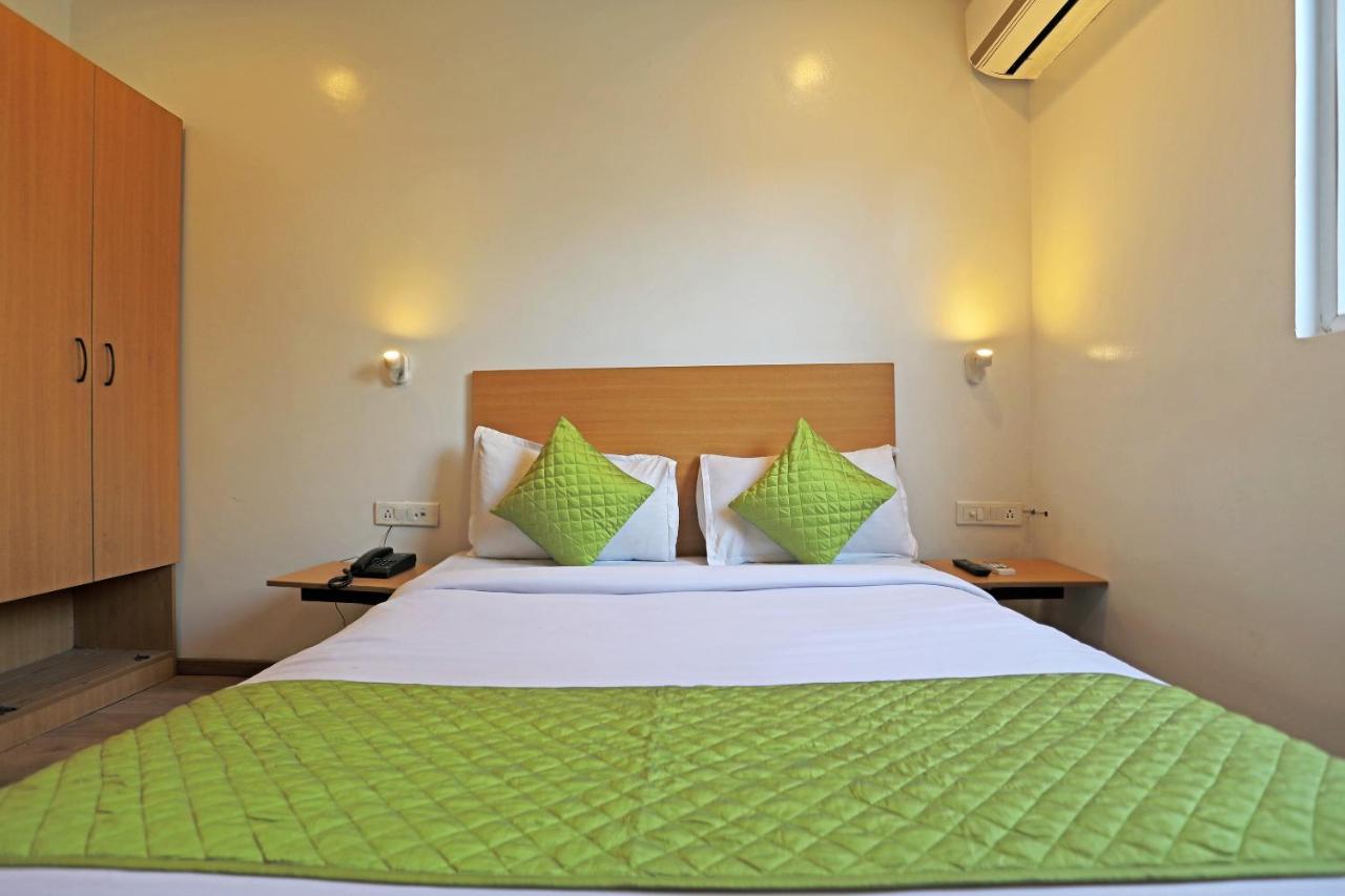 Hotel Yellow Chilli Britannia Chowk- Couple Friendly Local Id Accepted New Delhi Luaran gambar